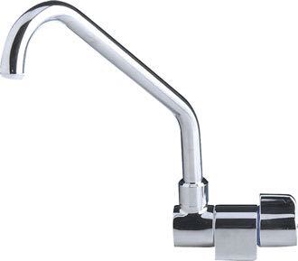 Wasserhahn mit hohem, schwenkbarem Auslauf