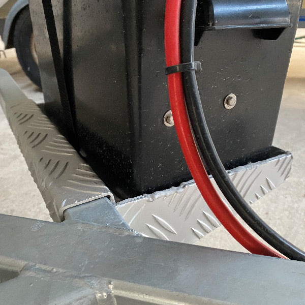 Batterikasse holder i aluminium til trailer vange