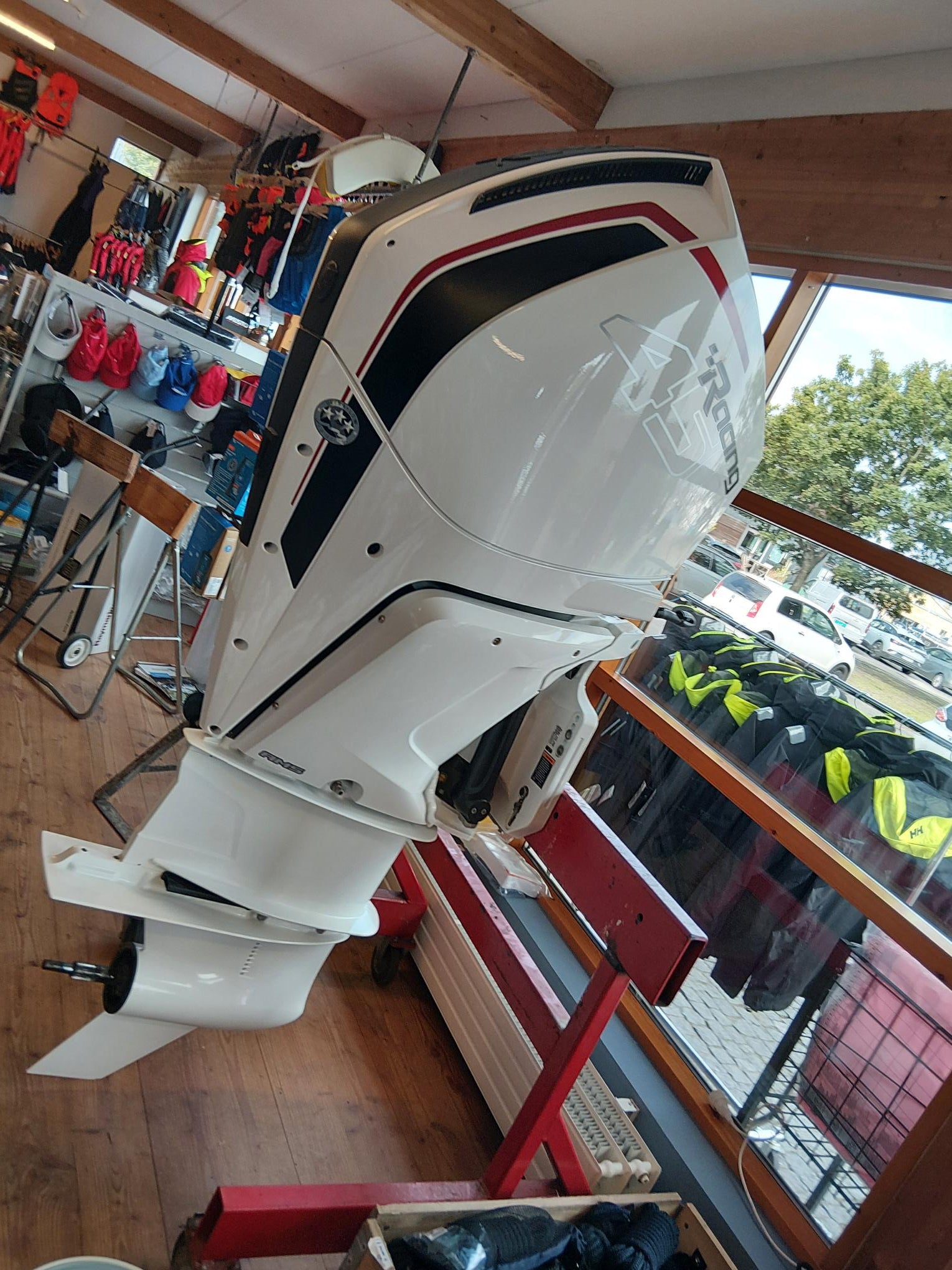 Mercury Racing 450R V8 - Cold Fusion White